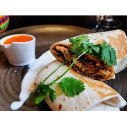 Burrito de pollo con mole