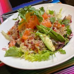 Ensalada De Quinoa Y Salmón